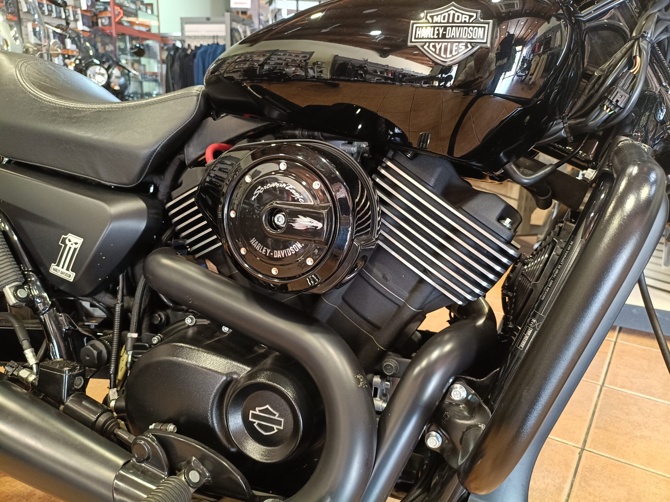 STREET 750 Black - Imagen 5