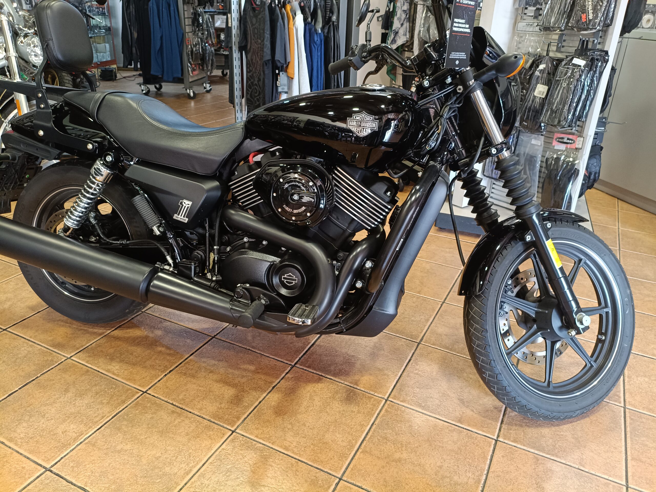 STREET 750 Black